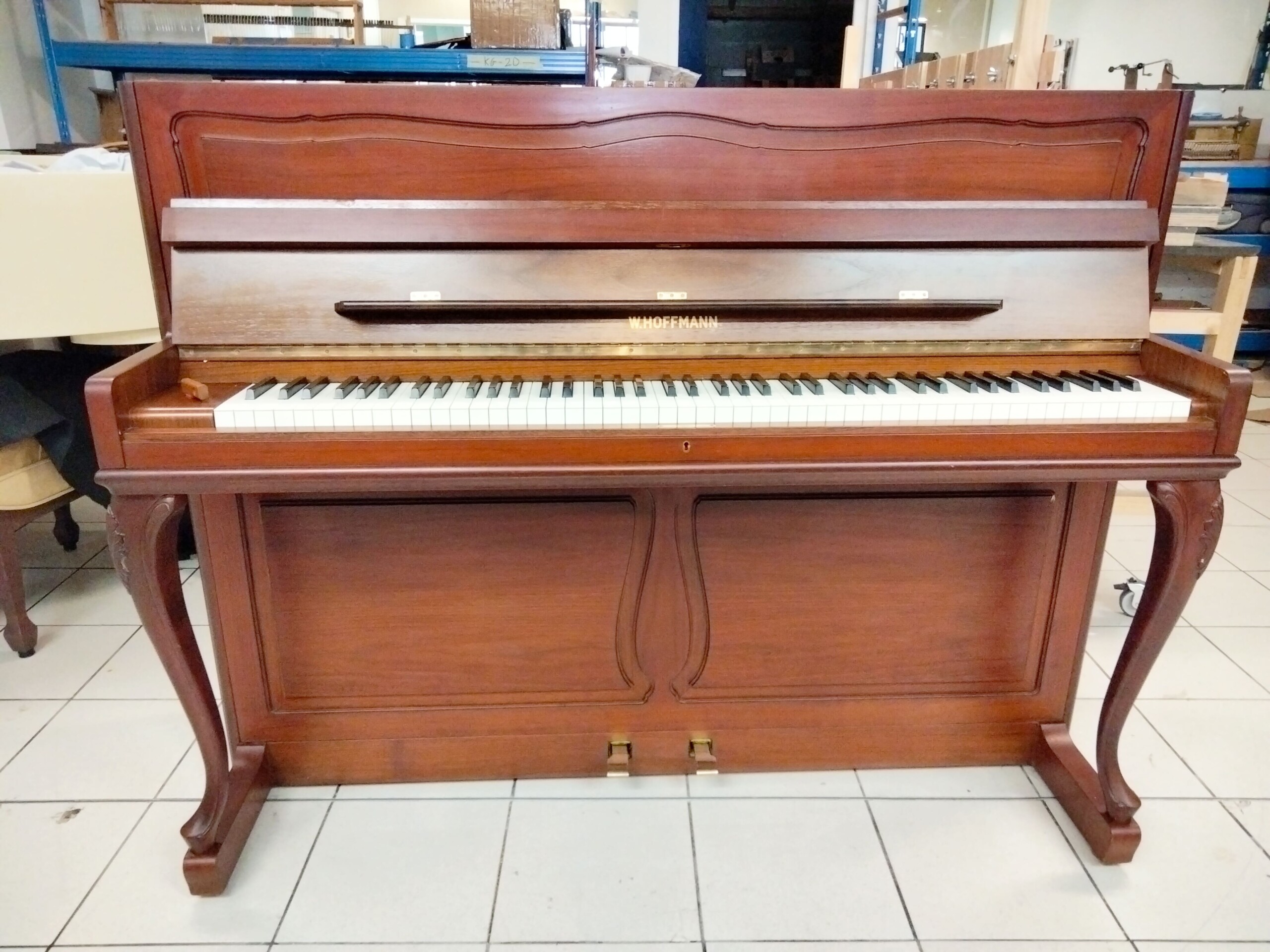 Piano Droit W.HOFFMANN H114 chippendale Noyer satiné- n°121921 - Occasion