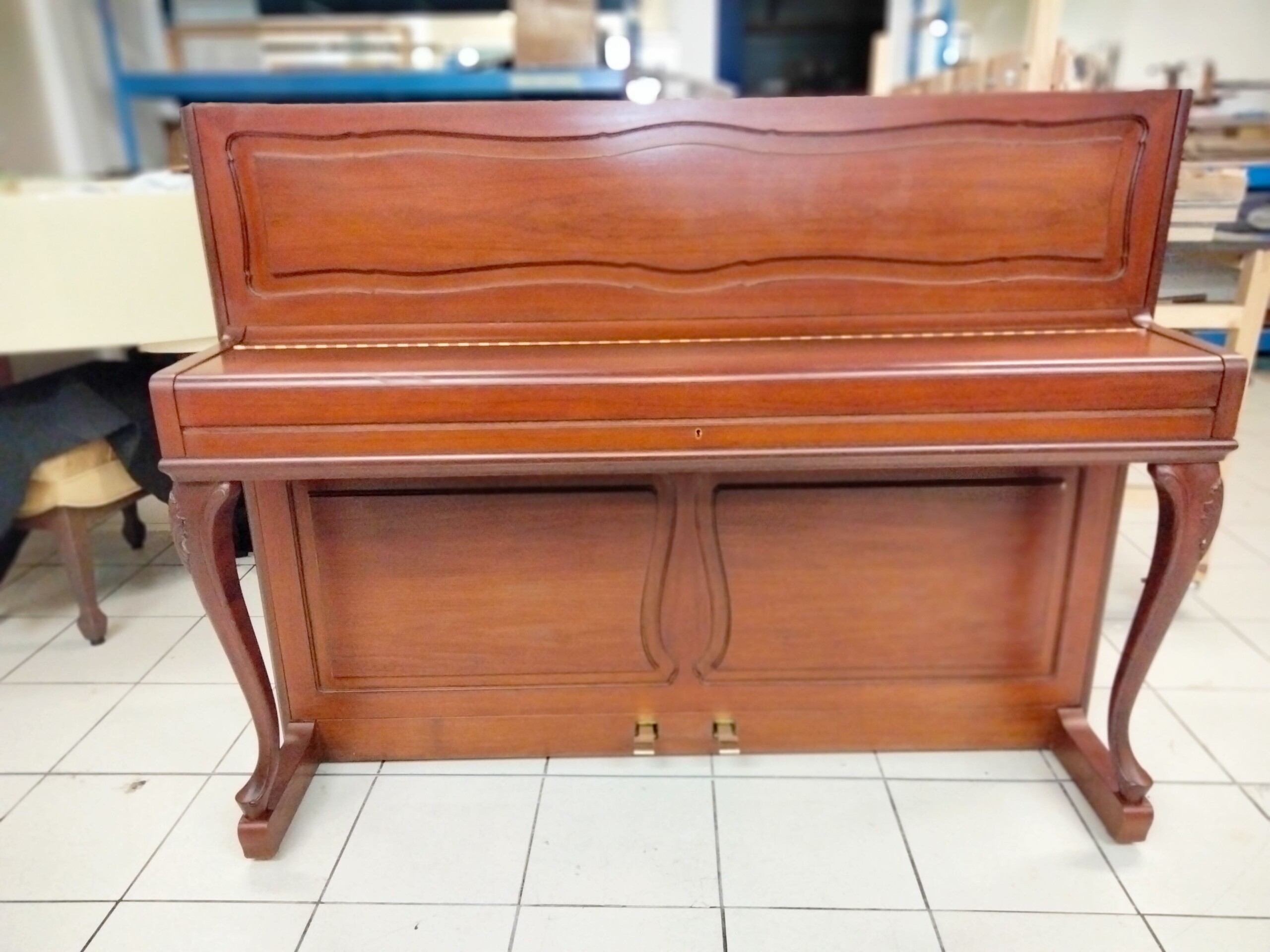 Piano Droit W.HOFFMANN H114 chippendale Noyer satiné- n°121921 - Occasion – Image 2