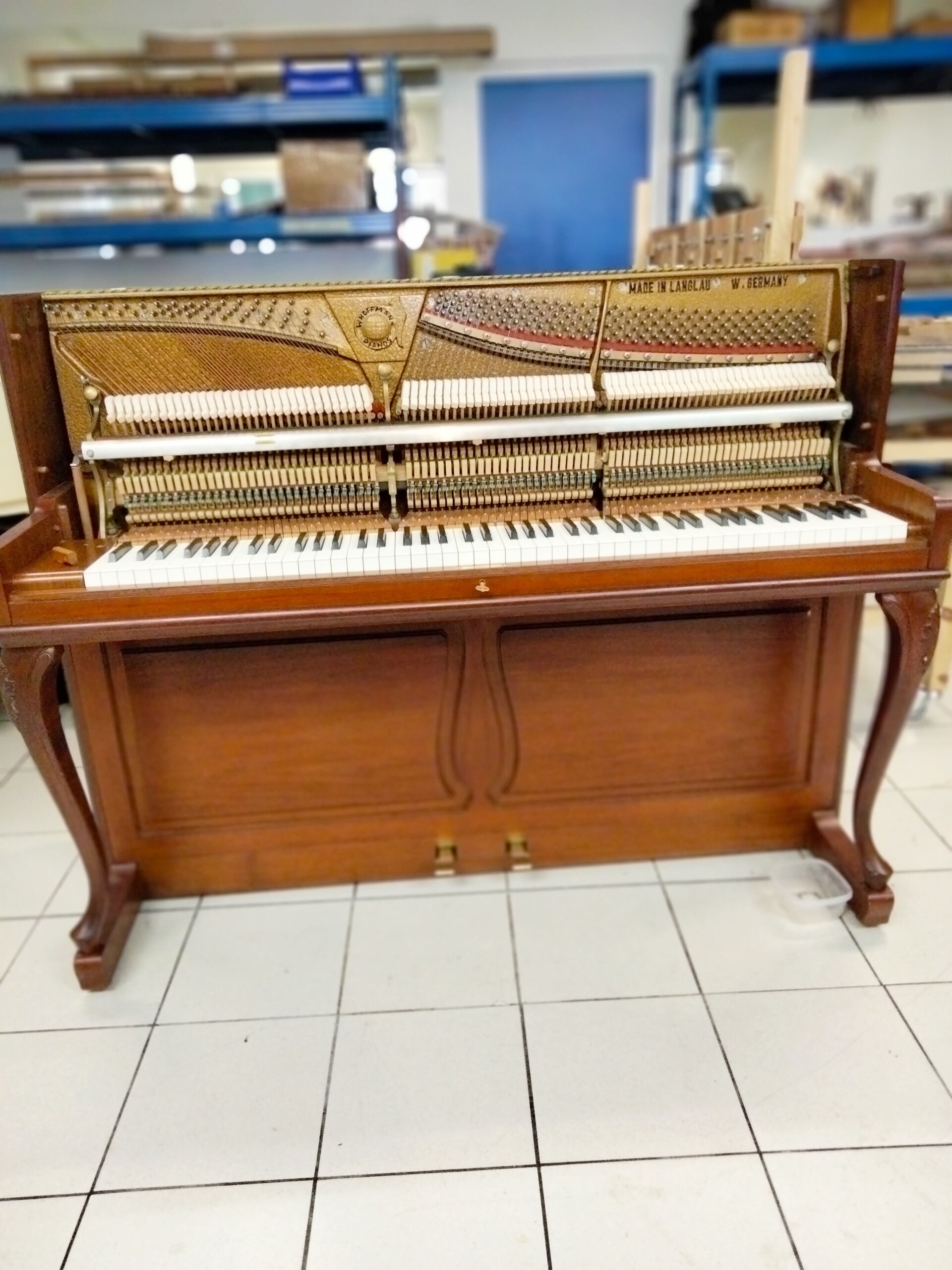 Piano Droit W.HOFFMANN H114 chippendale Noyer satiné- n°121921 - Occasion – Image 3