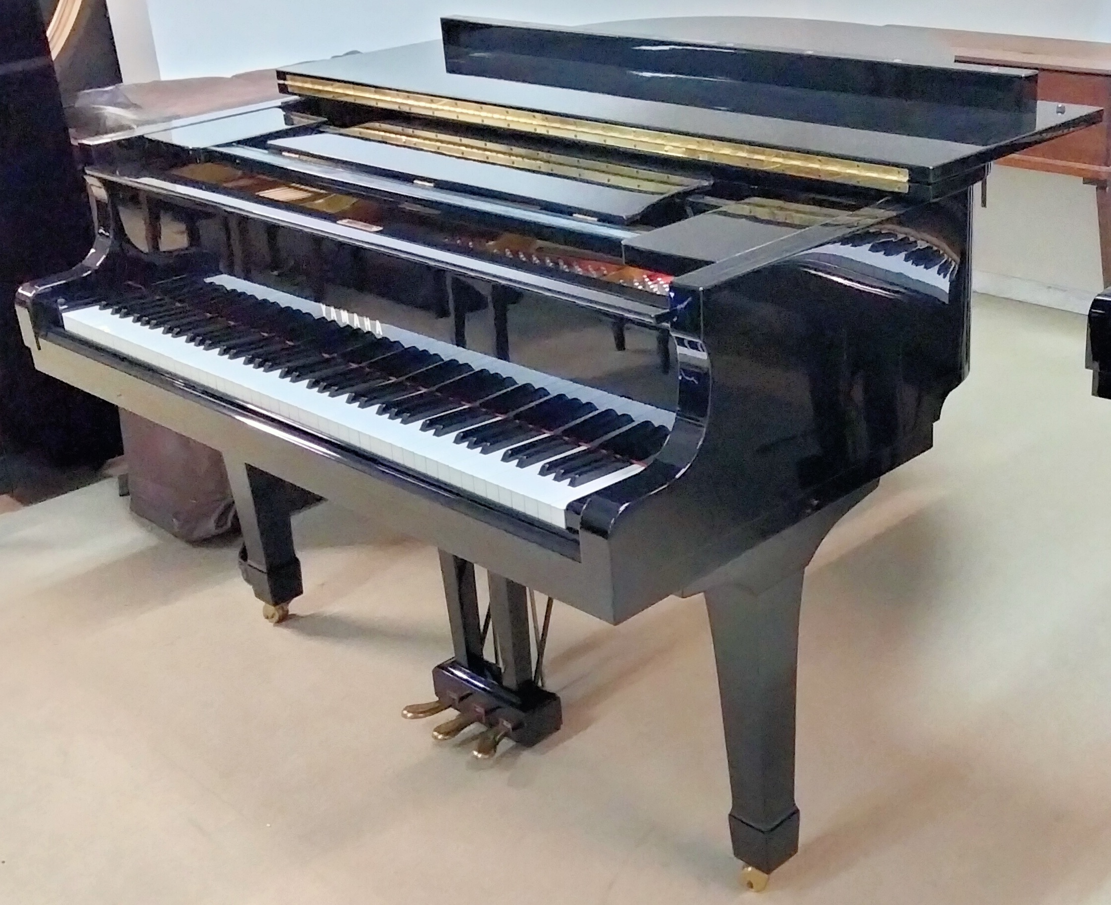 PIANO A QUEUE YAMAHA G1 NOIR