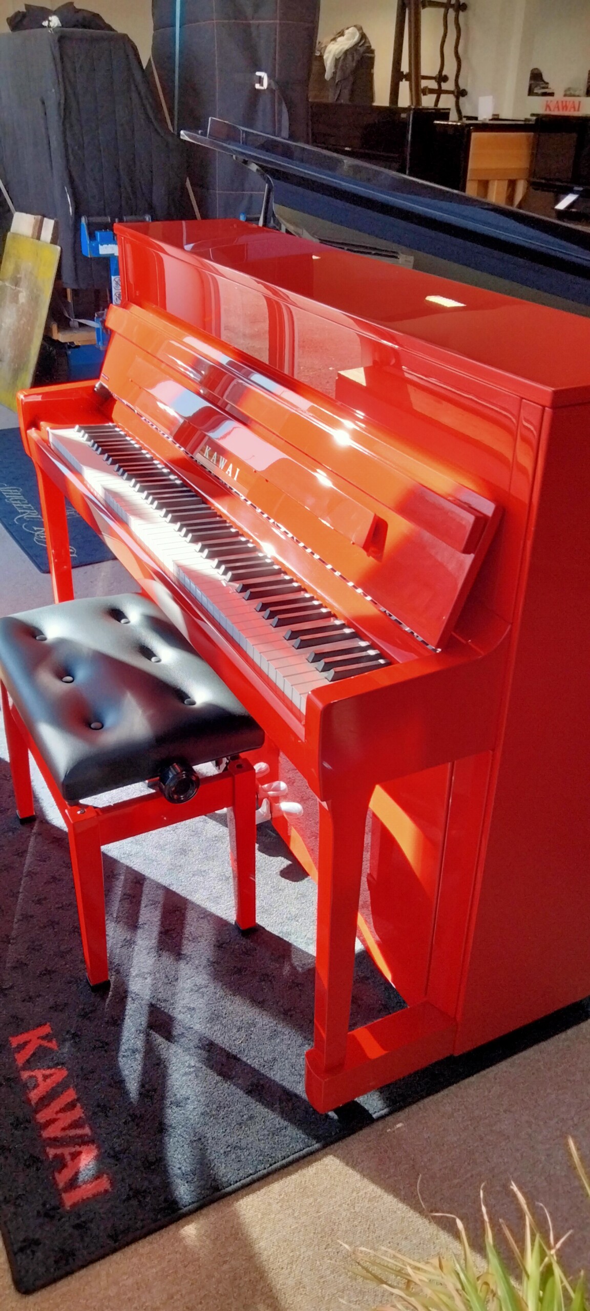 Piano Droit KAWAI - Modèle K200 Rouge – Image 4