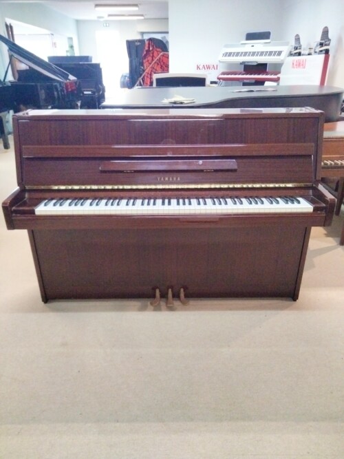 PIANO DROIT YAMAHA M5J - Acajou - N°D 3265906 - Location possible